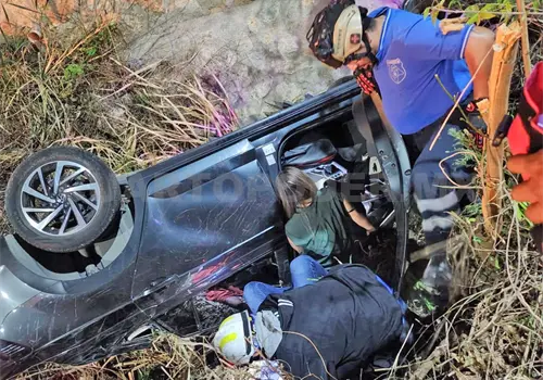 Vuelca y cae en el fondo de un canal