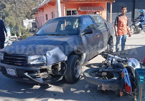 Violenta colisión deja a motorista lesionado