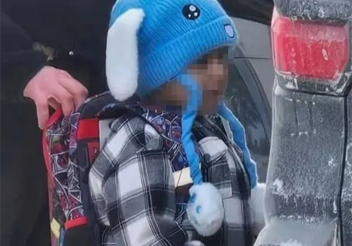 Juez decreta liberar a niño de 5 años y su padre