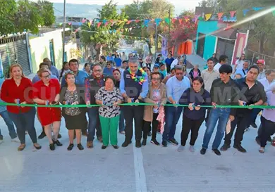 Inaugura más de 430 metros de pavimentación