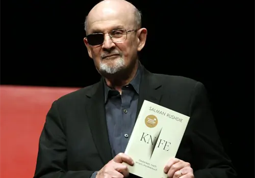 Es un momento muy oscuro: Rushdie Es un momento muy oscuro: Rushdie