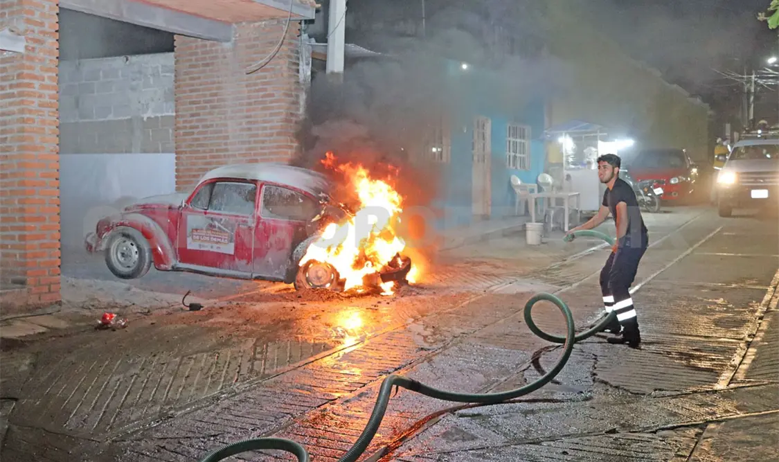Afortunadamente el fuego fue extinguido rápidamente e impidieron que la mayoría del vehículo fuera consumido. Osman Toledo / CP