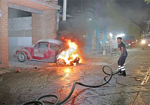 Vocho se incendia de la zona del motor y casi se calcina