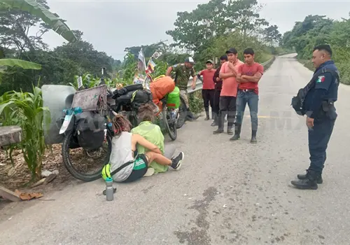 Turista argentina derrapa en carretera de zona Selva