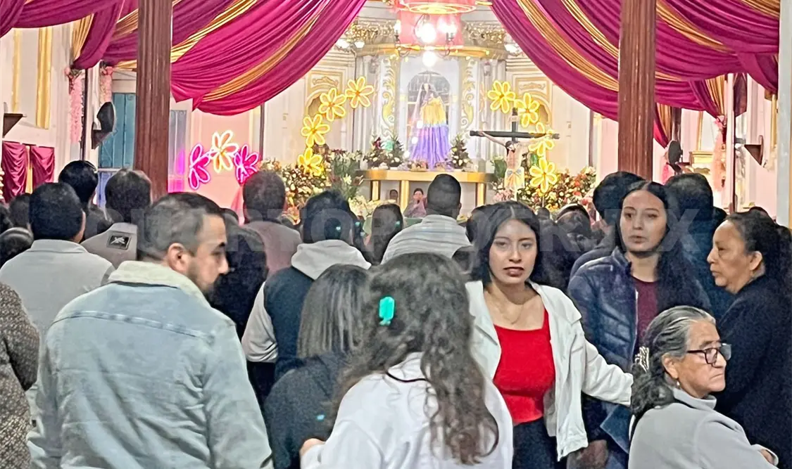 Durante el día los feligreses forman una larga fila para tocar y besar su vestidura, y de esta manera conseguir un milagro. Manuel Martínez / CP