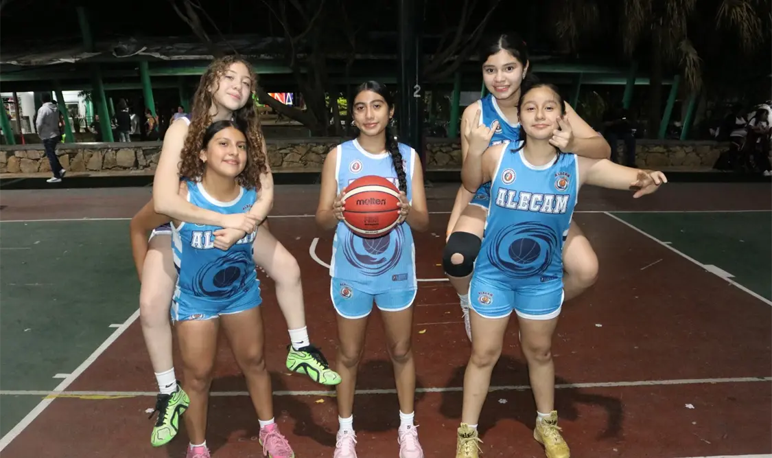 Integrantes del Club de Basquetbol Alecam celebran su clasificación a la etapa regional de la Olimpiada Nacional 2026 tras superar la fase estatal. Cortesía