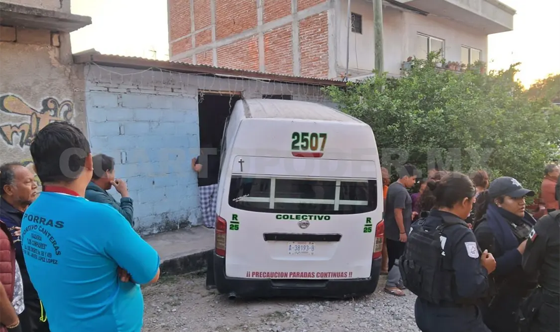 El chofer transitaba excediendo la velocidad y no pudo controlar la unidad. Ulises Villalobos / CP