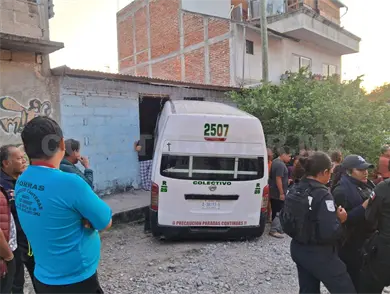 Se incrusta colectivo contra una vivienda