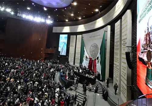 Entre reclamos, conmemoran la Constitución