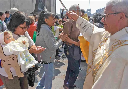 Cientos de personas llevan a bendecir a su Niño Dios