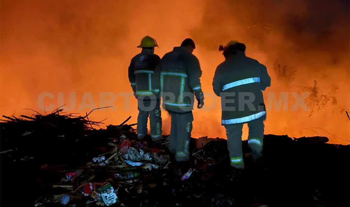 Elementos del Cuerpo de Bomberos se encuentran laborando en el control y extinción del fuego. Rafael Victorio / CP