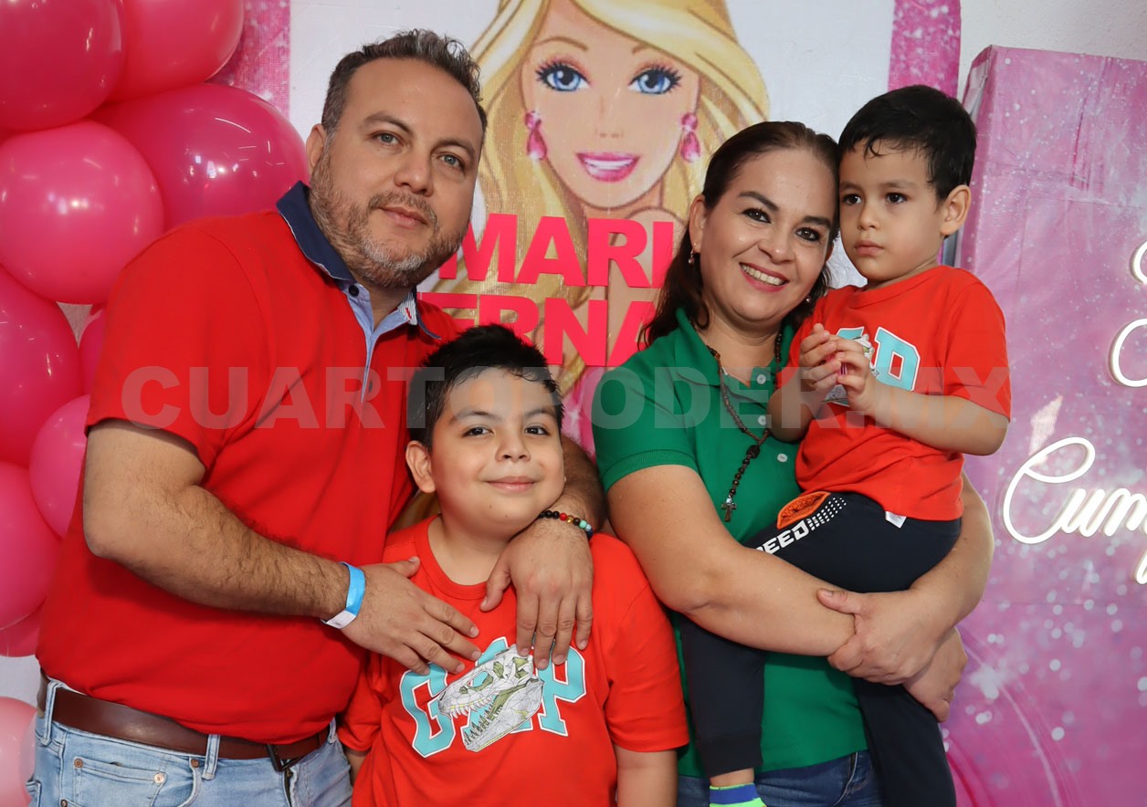 María Fernanda festeja con Barbie