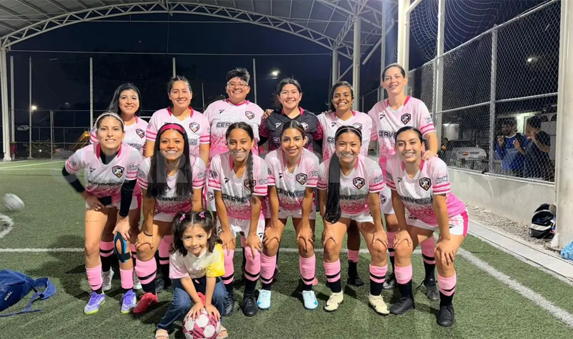 Cervemichelovers marcha en el segundo lugar de la Liga Jaguar Fut6 Femenil, sede Antorcha, en su primera participación en el certamen. Cortesía