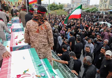 Realizan funeral masivo de 165 niñas y maestros