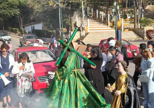 Realizan tradicional viacrucis