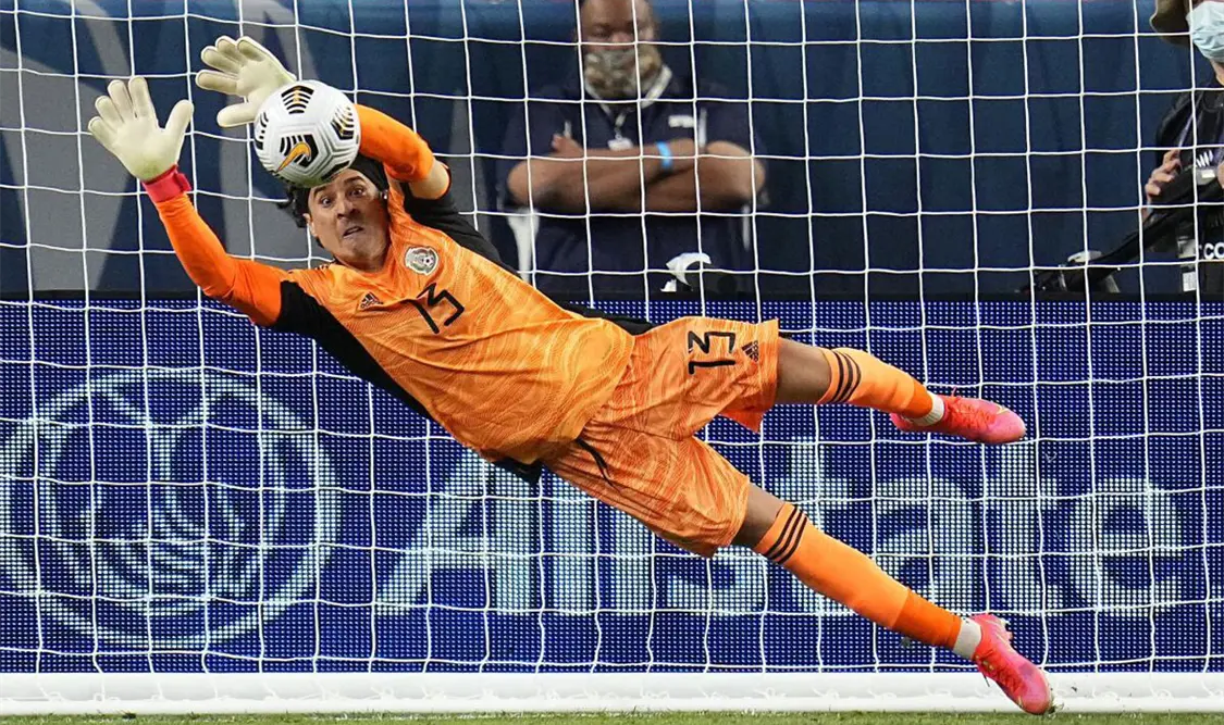 El arquero mexicano se mantiene en activo y sueña con estar en la Copa del Mundo 2026. Agencias