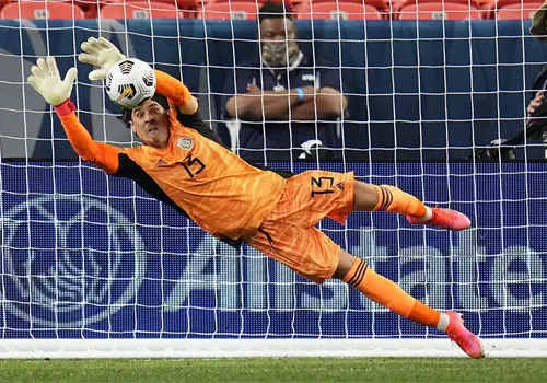 Ochoa tiene que estar en el mundial: Marco Fabián