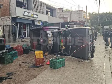 Vuelca y derriba anuncio por pavimento mojado Vuelca y derriba anuncio por pavimento mojado