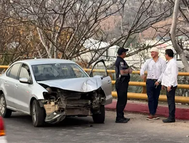 Se estrella contra muro de contención Se estrella contra muro de contención