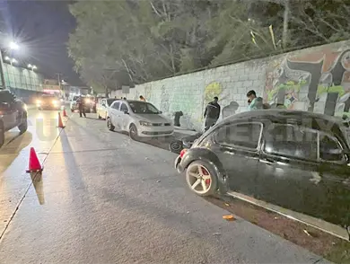 Colisiona Sedán contra vehículos estacionados Colisiona Sedán contra vehículos estacionados