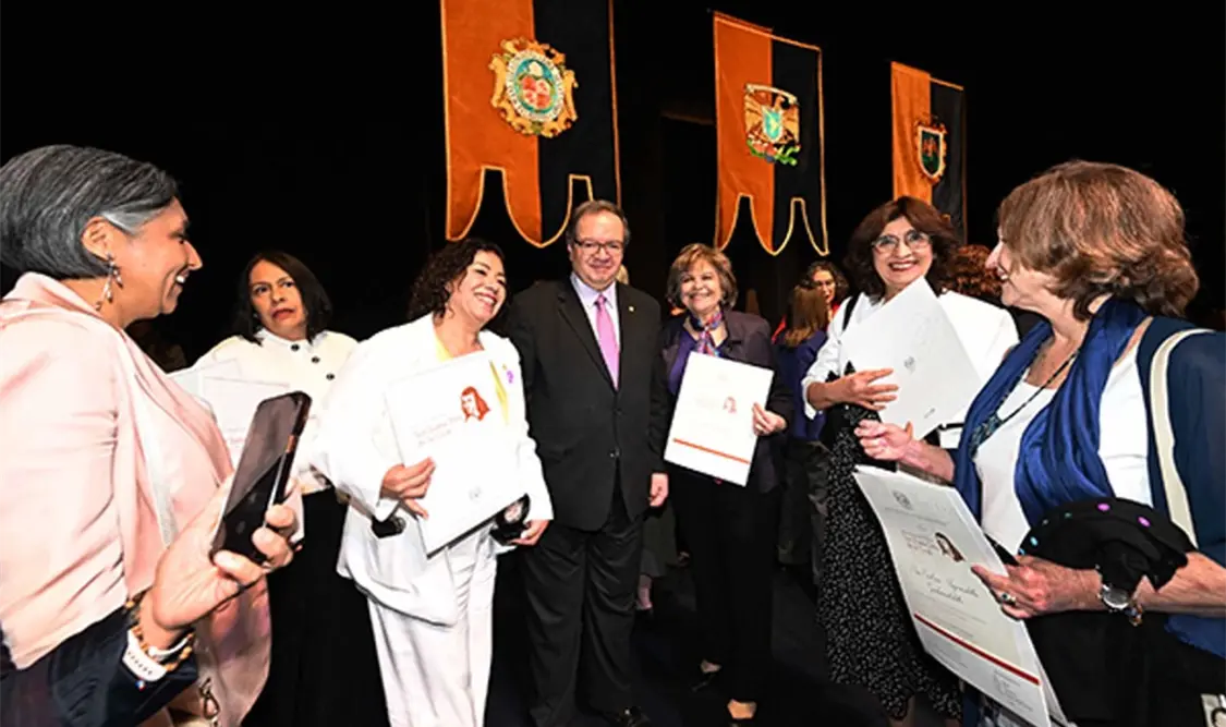 El rector de la UNAM, Leonardo Lomelí Vanegas, entregó el Reconocimiento Sor Juana Inés de la Cruz a 85 profesoras e investigadoras de la institución educativa. Cortesía