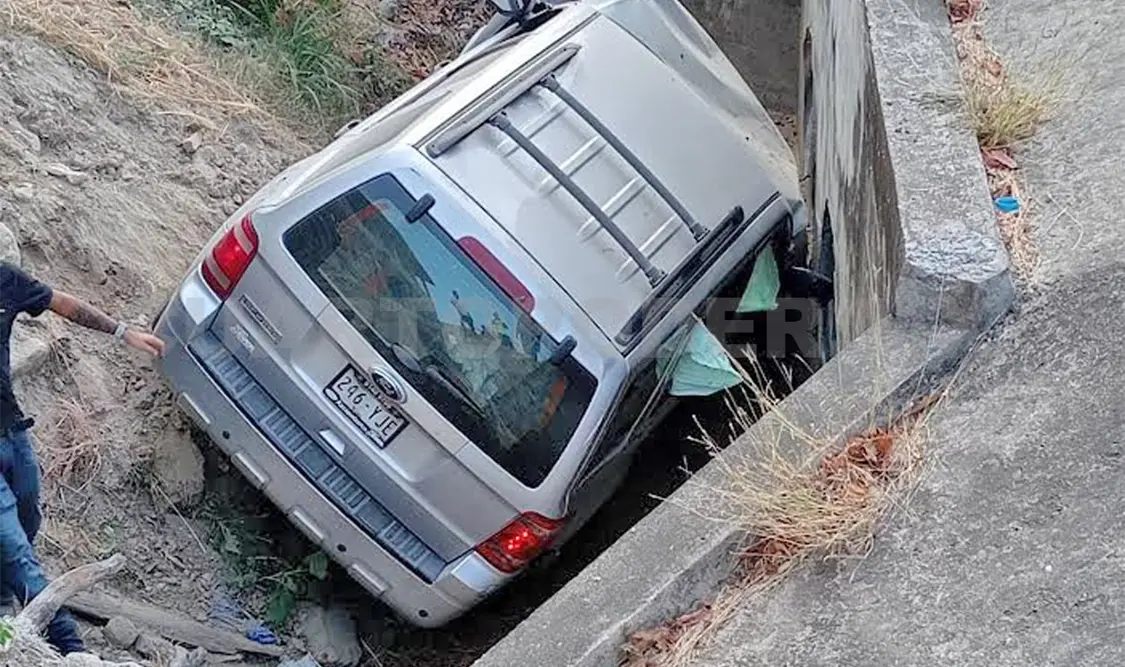 Derivado del choque, la camioneta se salió de la vía hasta caer en la alcantarilla. Rafael Victorio / CP