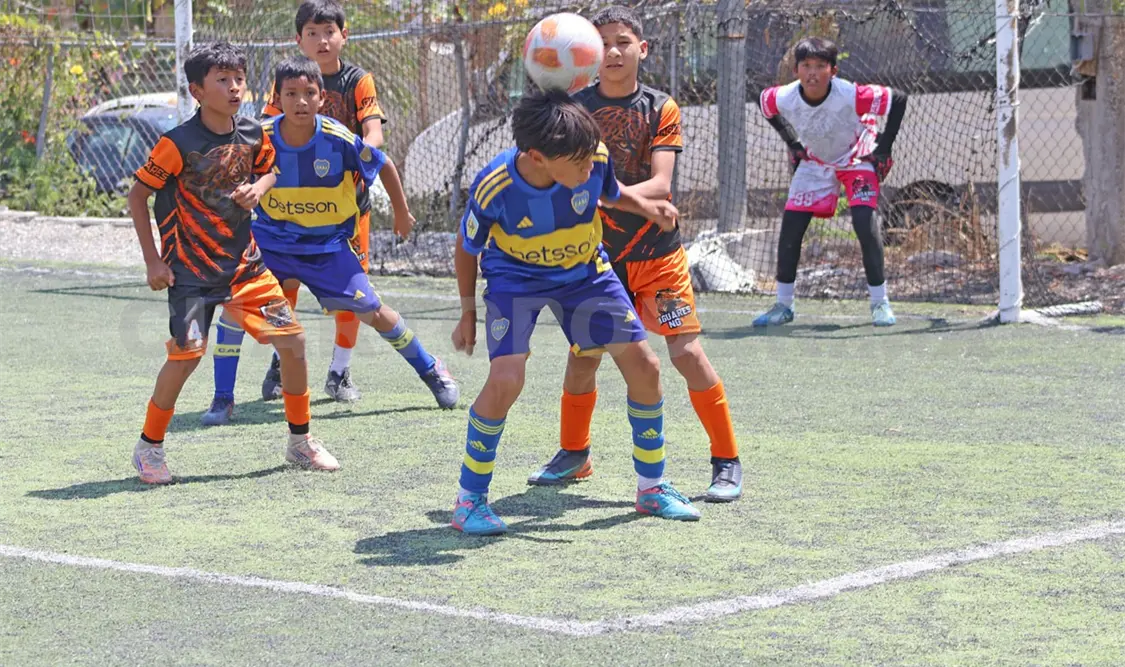 El encuentro se disputó el fin de semana en la cancha de Fut 7 San José, donde ambos equipos brindaron un partido lleno de intensidad. Alan Pola/CP