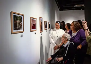 Exhiben fotografías callejeras de mujeres