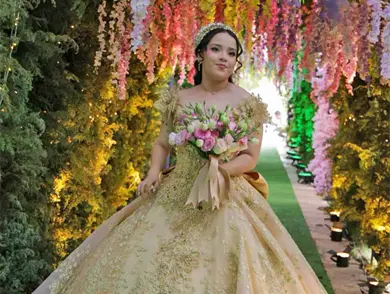 Luna festeja en un bosque encantando