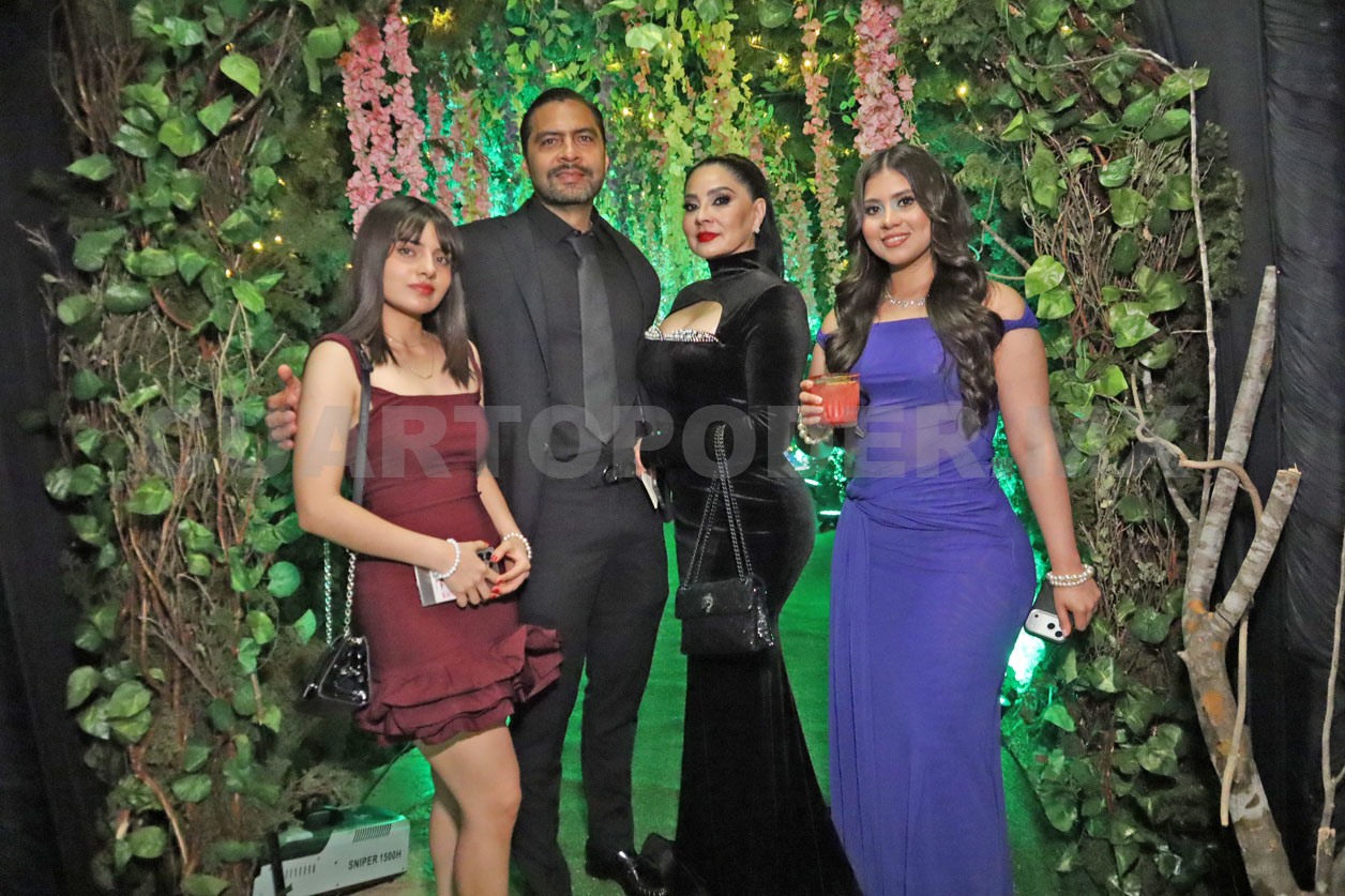 Luna festeja en un bosque encantando