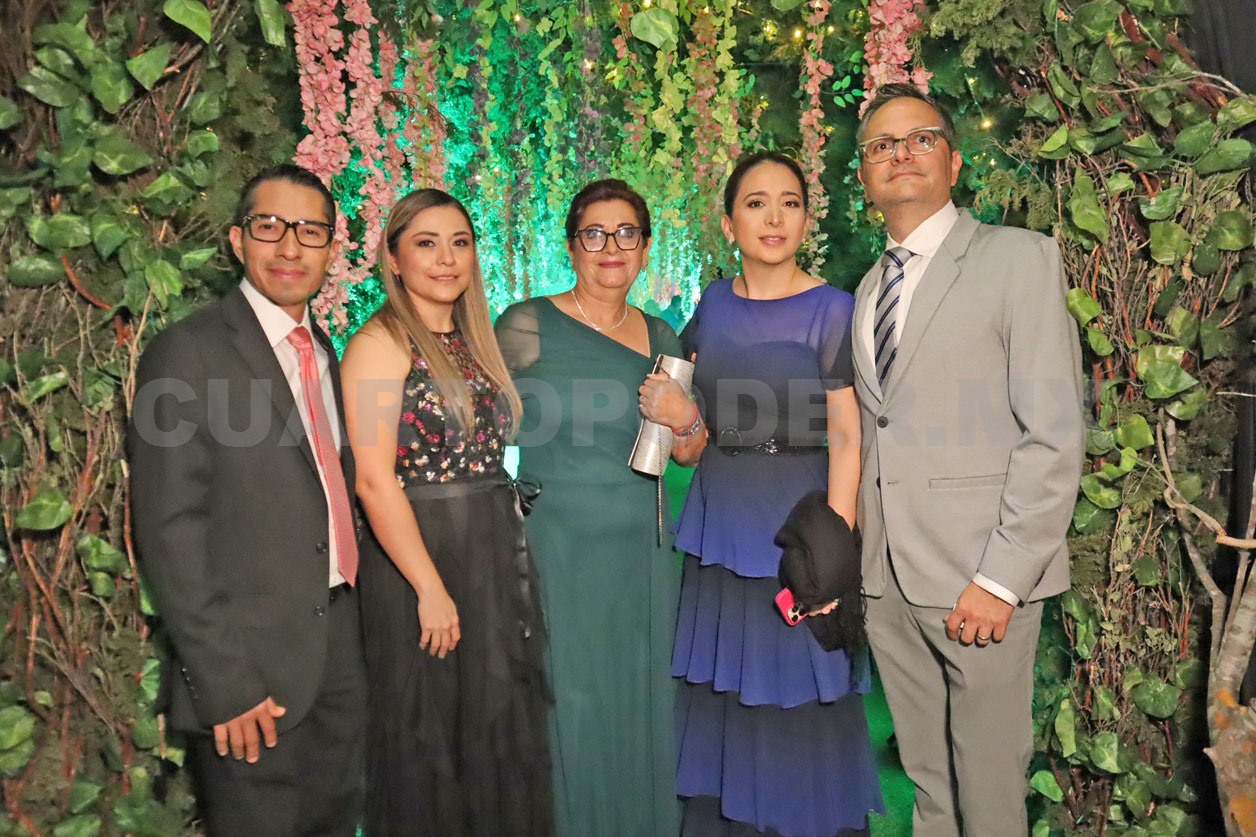 Luna festeja en un bosque encantando