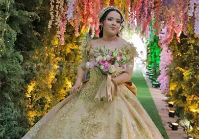 Luna festeja en un bosque encantando