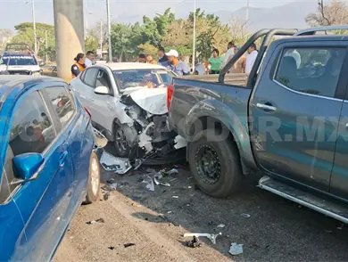 Carambola en libramiento Norte salda con daños Carambola en libramiento Norte salda con daños