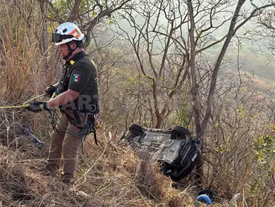 Se precipita automóvil a fondo de barranco Se precipita automóvil a fondo de barranco