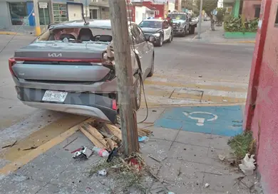 Se estrellan en intersección con saldo de tres heridos Se estrellan en intersección con saldo de tres heridos