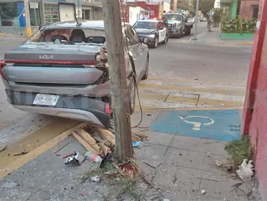 Se estrellan en intersección con saldo de tres heridos Se estrellan en intersección con saldo de tres heridos