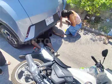 Embiste colectivo foráneo a jovencito y sale volando Embiste colectivo foráneo a jovencito y sale volando