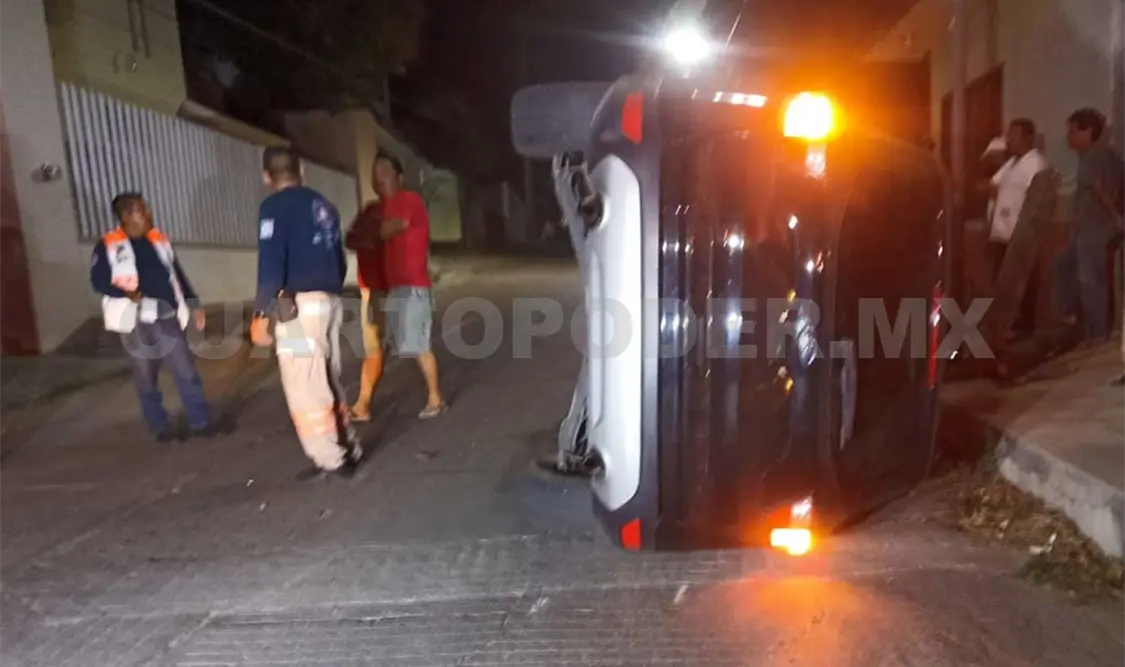 Primero chocó con el auto estacionado, para acabar sobre su costado. Osman Toledo / CP