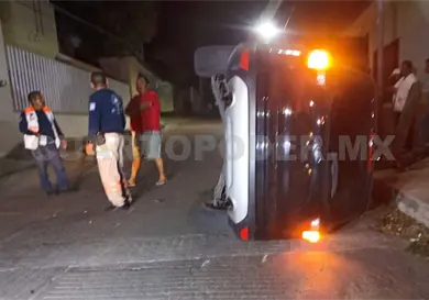 Acaba de costado luego de chocar Acaba de costado luego de chocar