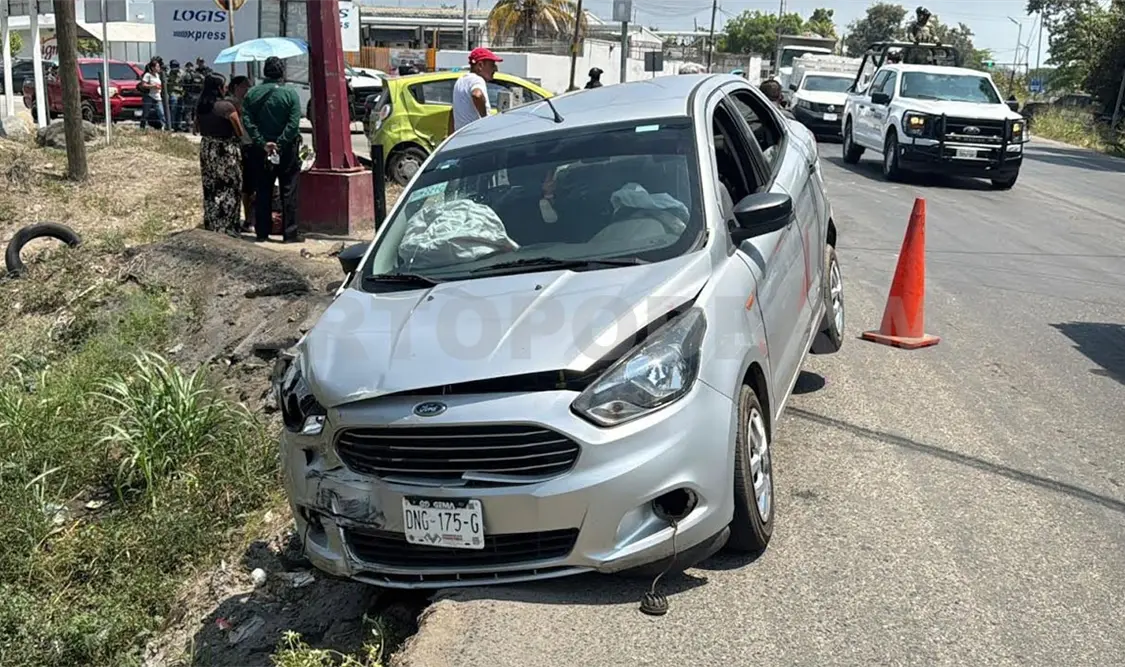 Solo daños fue el saldo del choque entre los particulares. Víctor Sánchez / CP