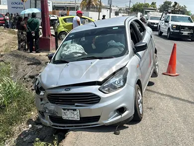 Chocan particulares por un supuesto semaforazo Chocan particulares por un supuesto semaforazo