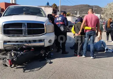 Pick up casi aplasta a motorista en maniobra Pick up casi aplasta a motorista en maniobra