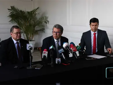 No descarta Monreal castigo del CEN a diputadas