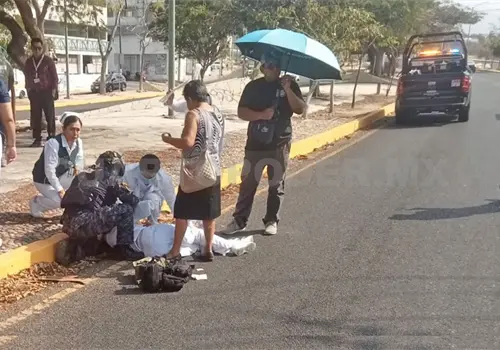 Se debate entre la vida y la muerte al ser arrollada