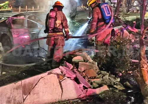 Se estrella auto contra jardineras y se incendia