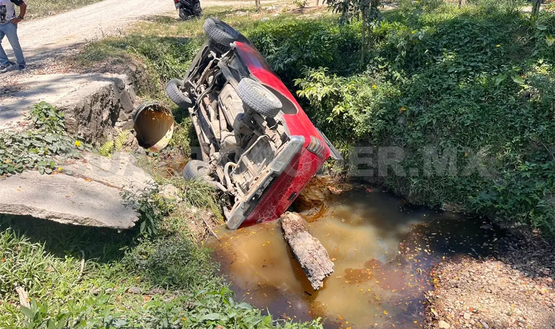 Socorristas y policías acudieron para auxiliar a los ocupantes del vehículo accidentado. Genaro Sánchez / CP