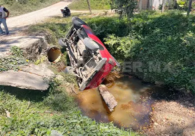 Termina volcado en arroyo por una falla en los frenos Termina volcado en arroyo por una falla en los frenos