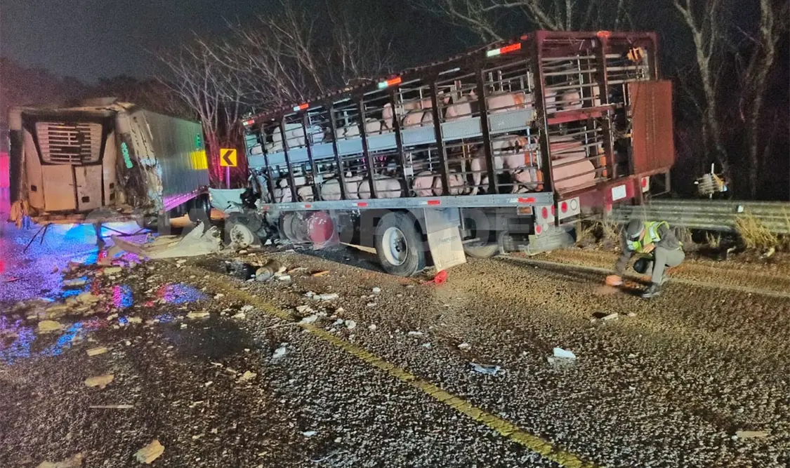 Al parecer la caja de un tráiler se desprendió y se impactó contra un camión que transportaba cerdos. Osman Toledo / CP