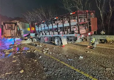 Caja de tráiler se desprende y camión choca Caja de tráiler se desprende y camión choca
