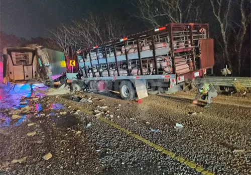 Caja de tráiler se desprende y camión choca